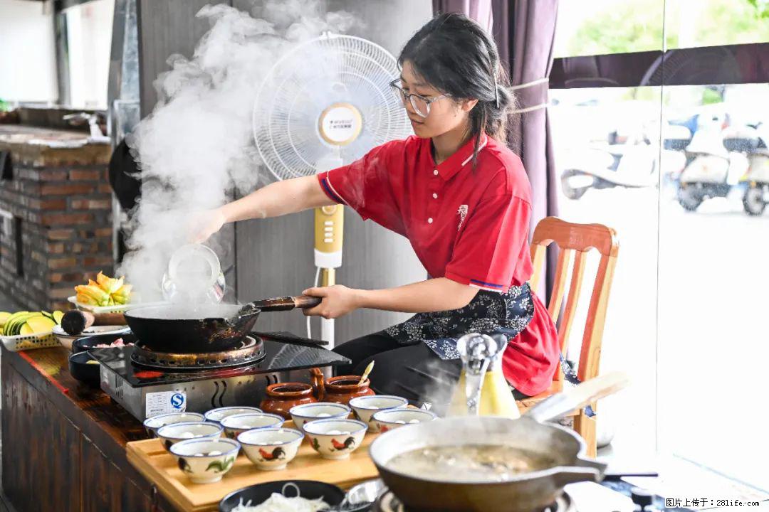 全网追的“扁担女孩”,找了一份暑假工,时薪12元 - 临沂生活资讯 - 临沂28生活网 linyi.28life.com